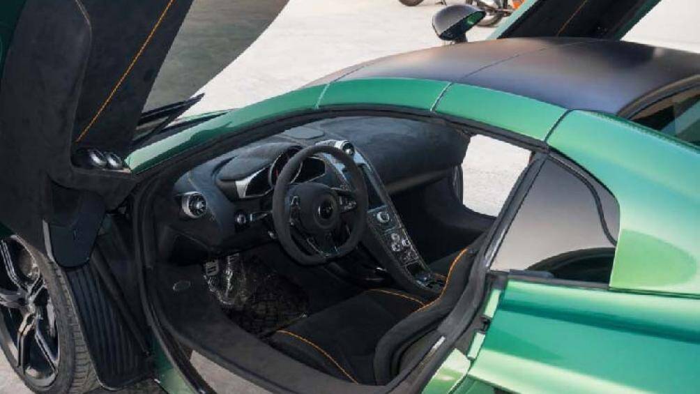 Toàn bộ nội thất của chiếc McLaren 650s Spider được bọc da Alcantara đắt tiền đi kèm với những đường chỉ khâu màu cam