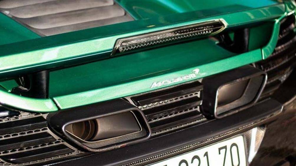 Đuôi xe được tích hợp các dải đèn LED báo hiệu hiện đại, cánh gió của xe có thể điều chỉnh bằng nút bấm