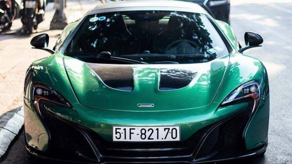 Ngoài ra, chồng của Diệp Lâm Anh cũng đã độ lại phần nắp capo của xe theo mẫu McLaren P1, được biết gói độ này mất khoảng 400 triệu đồng