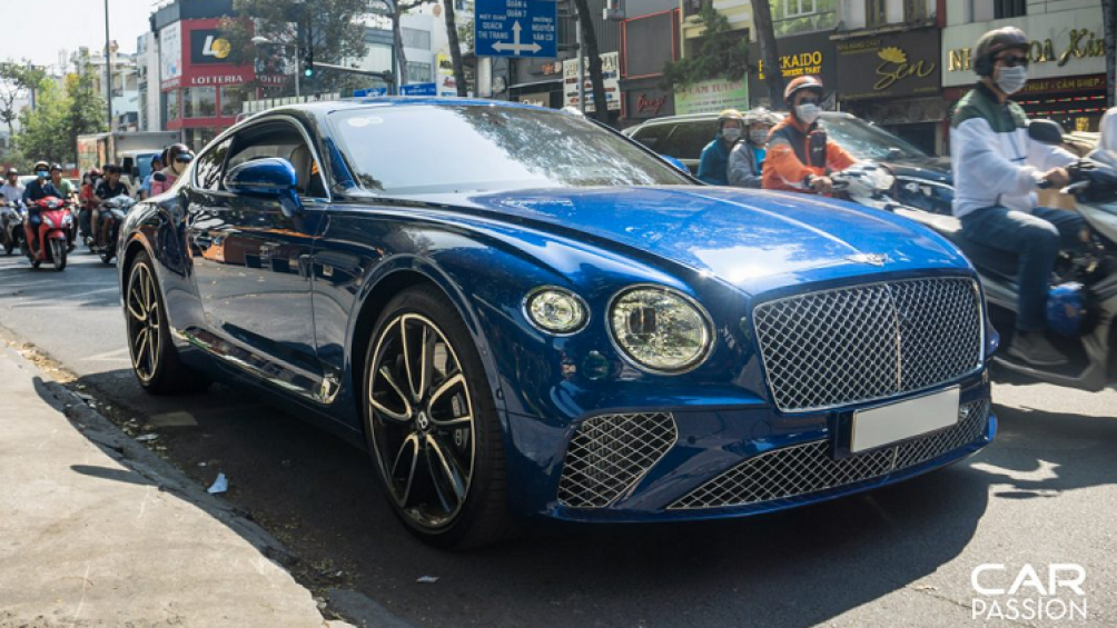 Đèn pha của xe được Bentley nâng cấp với công nghệ LED Matrix đi kèm với hiệu ứng pha lê đẹp mắt