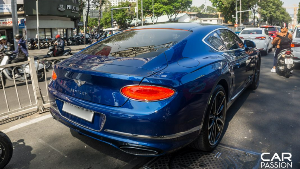 Mẫu coupe siêu sang này với lớp sơn xanh Sequin đẹp mắt bất ngờ xuất hiện với biển kiểm soát TP. HCM