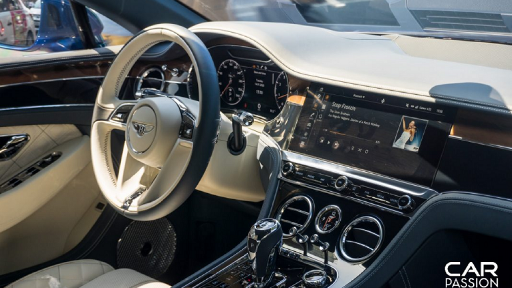 Bentley Continental GT First Edition có thể tăng tốc từ 0 - 100 km/h trong 3,7 giây, trước khi đạt độ tối đa 333 km/h