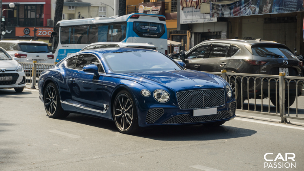 Bentley Continental GT First Edition sở hữu thiết kế có phần bề thế và hiện đại hơn so với thế hệ tiền nhiệm với lưới tản nhiệt được mạ chrome sáng bóng
