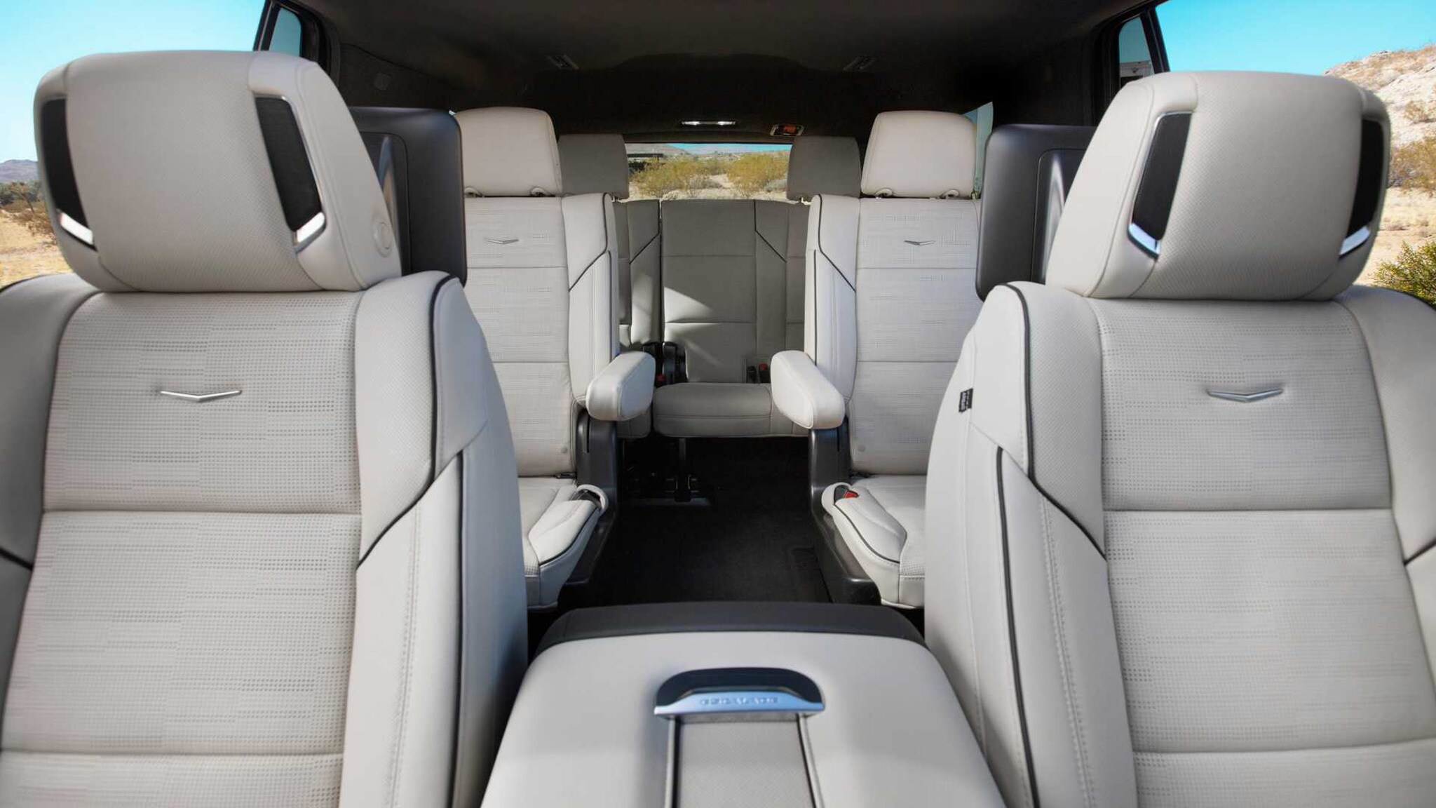 Nhờ sử dụng hệ thống khung gầm và hệ thống treo độc lập, Escalade 2021 có hàng ghế 3 rộng bậc nhất phân khúc