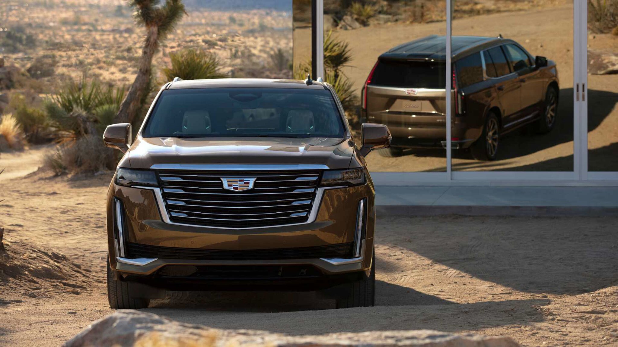 Escalade thế hệ mới được thay đổi với nhiều nâng cấp và mang cảm hứng từ người đàn em Cadillac XT6 như mặt lưới tản nhiệt thẳng đứng, đèn pha nằm ngang