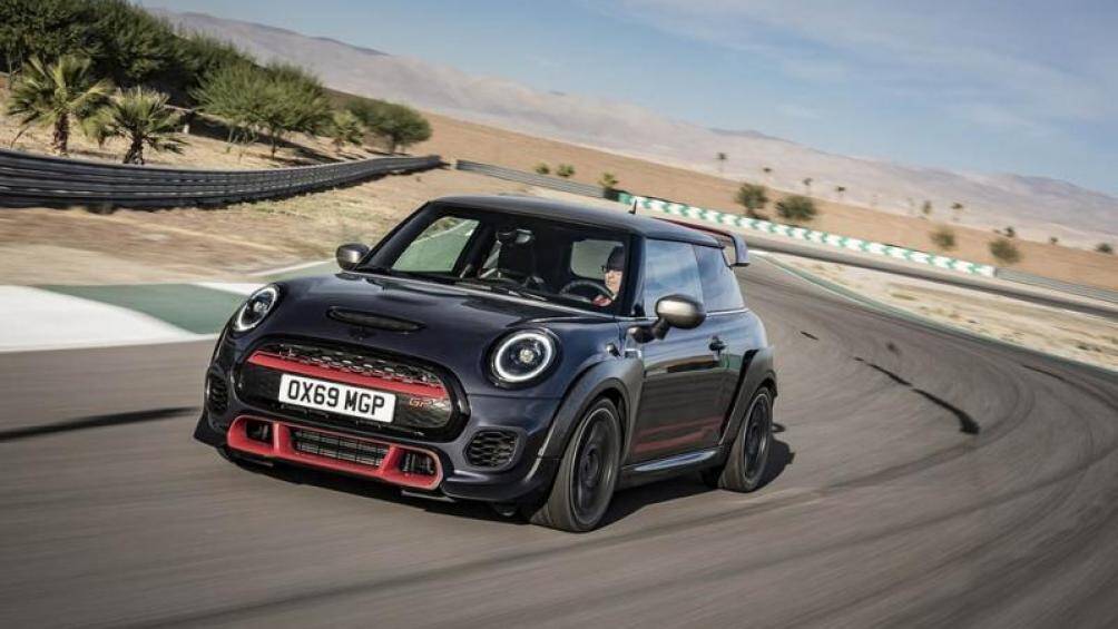 7. MINI John Cooper Works GP (thời gian tăng tốc từ 0-100 km/h: 5,2 giây)