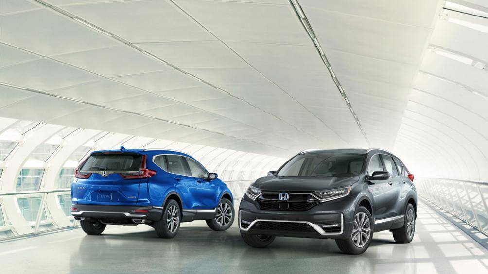 Phần đuôi xe, đèn hậu tối màu, cản sau thiết kế phẳng hơn, cặp ống xả hình thang