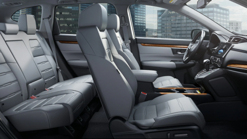Hàng ghế trước có tính năng chỉnh điện, sưởi ấm, ghế sau có thêm cổng USB