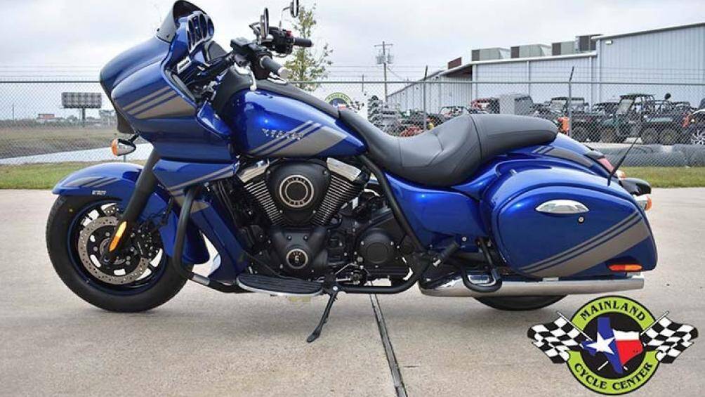 Thế nhưng tại Mỹ, Kawasaki lại thiết kế cho Vulcan một dòng xe riêng biệt hạng khủng với khối động cơ lên đến 1.700 phân khối nhằm đấu với Harley-Davidson