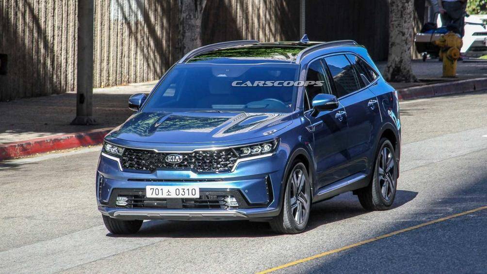 Kia Sorento 2021 mới chưa ra mắt, nhưng hình ảnh rõ nét của xe đã bị bắt gặp khi đang lăn bánh trên đường phố California, Mỹ