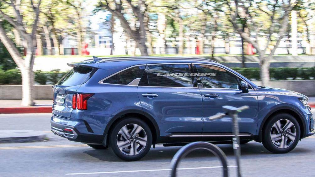 Theo các thông tin và ảnh chụp được trước đó, nội thất xe hứa hẹn chuyển sang sử dụng cần số núm xoay tương tự như SantaFe Facelift mới