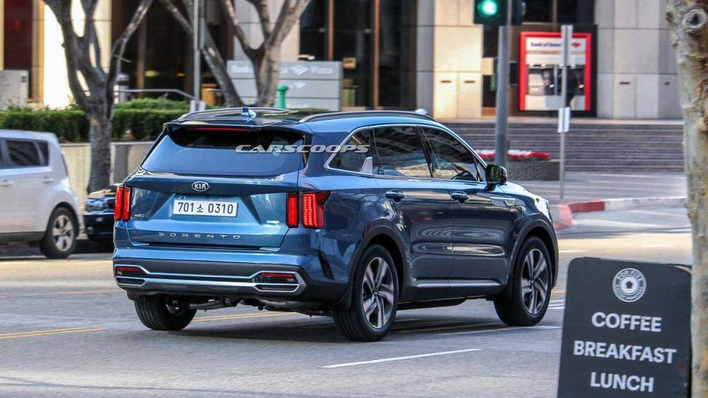 Bên cạnh đó, xe còn trang bị đồng hồ hỗ trợ lái kỹ thuật số 12,3 inch đi kèm với hệ thống thông tin giải trí 10,25 inch và nhiều công nghệ khác