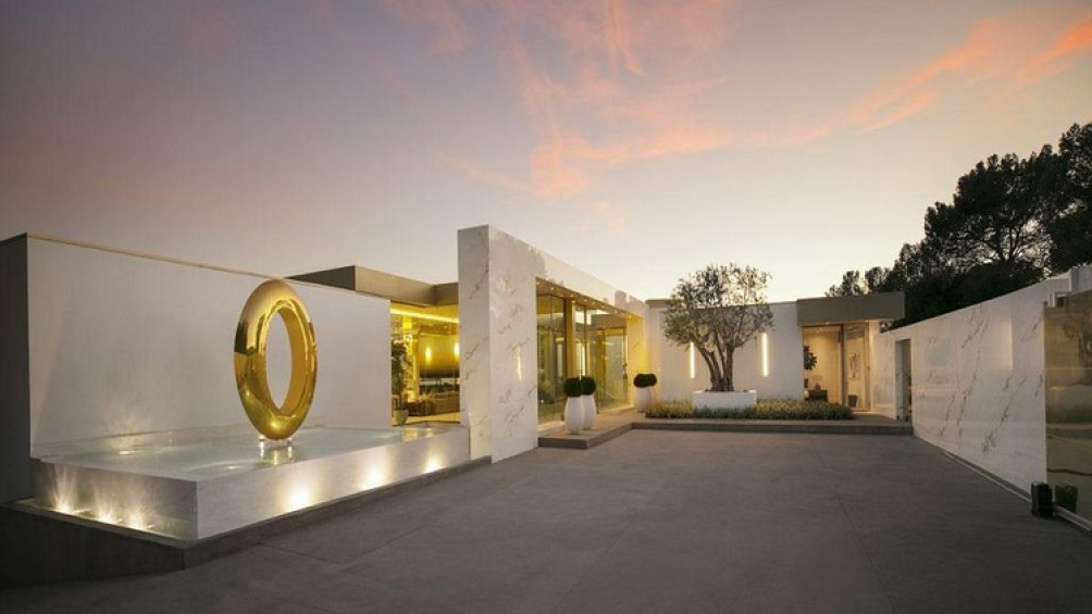 Về tổng quan thì tòa biệt thự rộng 1858 mét vuông này được mô tả như một tác phẩm nghệ thuật đương đại