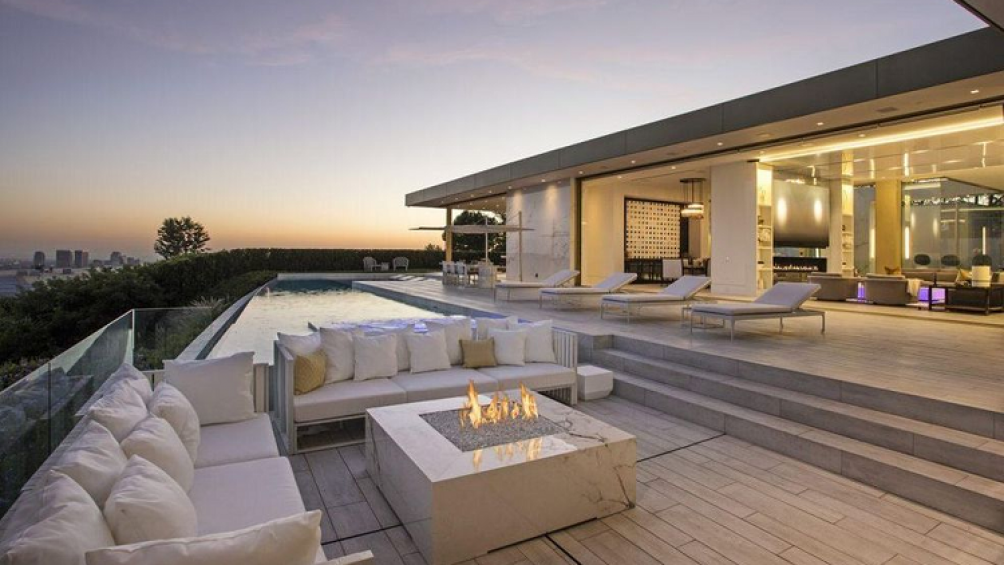 Khu vực gara với 10 mẫu siêu xe kia có lẽ chỉ là bề nổi của tảng băng