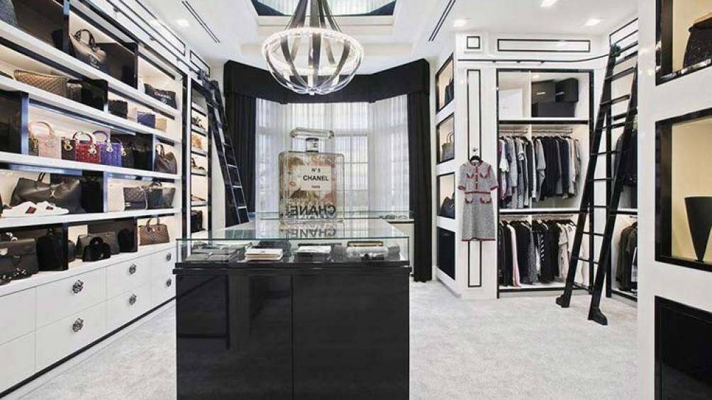 Bên trong căn biệt phủ là 1 phòng ăn rộng rãi với chỗ ngồi cho ít nhất 12 khách, 2 hồ bơi tuyệt đẹp, 1 thác nước, 1 rạp hát, 7 phòng ngủ