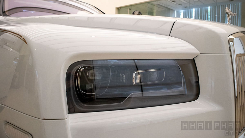 Đèn pha của Rolls-Royce Cullinan vẫn mang phong cách thiết kế hình chữ nhật quen thuộc với hệ thống bóng LED