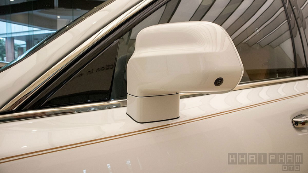 Cullinan cũng là mẫu xe đầu tiên được Roll-Royce trang bị hệ dẫn động 4 bánh toàn thời gian, giảm xóc treo khí nén thông minh