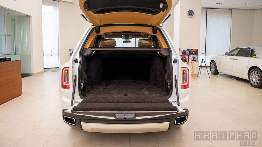 Đuôi xe Rolls-Royce Cullinan chính hãng được trang bị cụm đèn hậu LED thiết kế tương đối đơn giản, cản sau được mạ crom cân đối