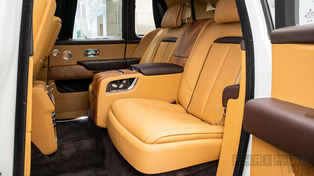 Khoang sau, Rolls-Royce Cullinan được trang bị 2 ghế ngồi dành cho ông chủ, bệ tỳ tay bọc da và gỗ với những tiện nghi như ly rượu vang, ngăn lạnh...
