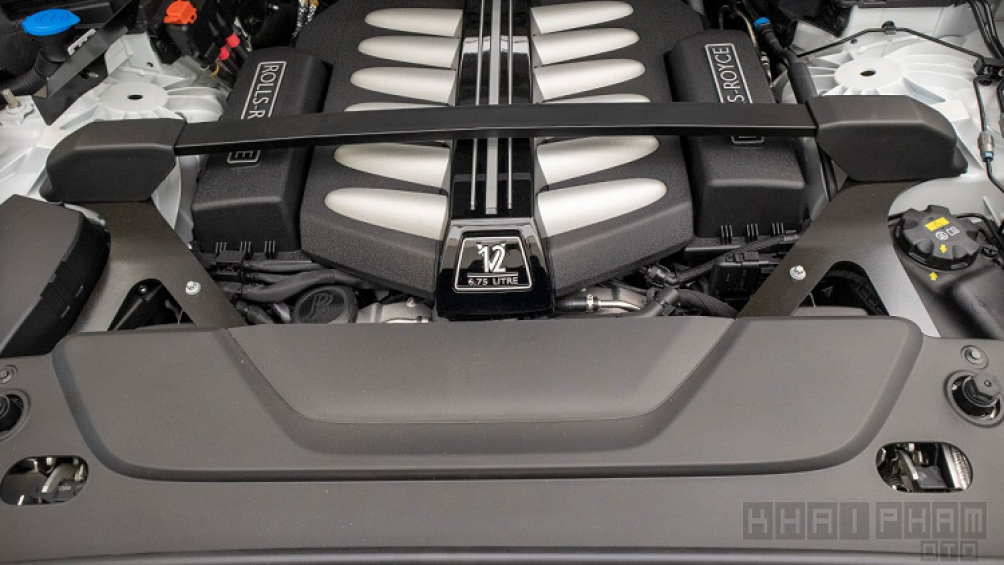 Rolls-Royce Cullinan sở hữu "trái tim'' là khối động cơ V12 - 6.75L tăng áp kép kết hợp với hộp số tự động 8 cấp cho công suất cực đại 571 mã lực và 850 Nm mô-men xoắn
