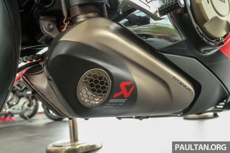 Những điểm đặc biệt với bản kỷ niệm 25 năm là bộ giảm âm ống xả titan của Akrapovic, yên xe độc đáo, chắn bùn sợi carbon, chốt chân có thể điều chỉnh