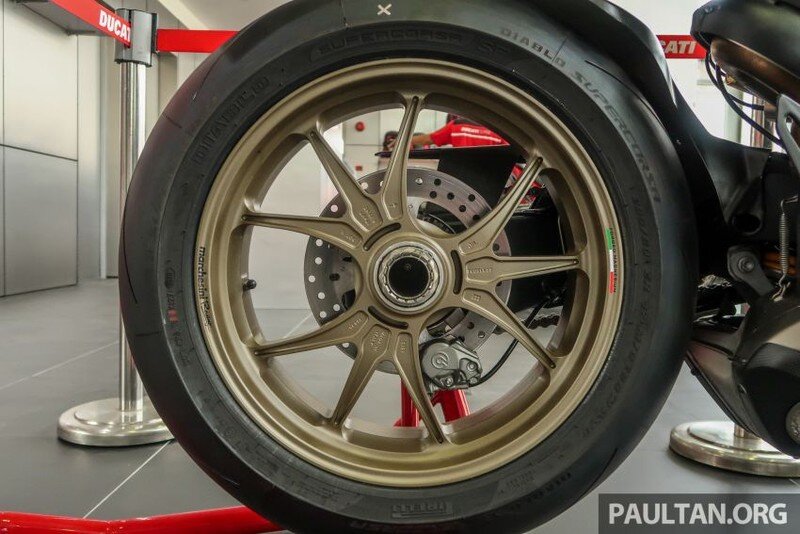 Xe được trang bị nhiều thiết bị điện tử bao gồm Ducati Quick Shift (chuyển số nhanh) EVO 2 và Ducati Traction Control (Kiểm soát lực kéo) EVO 2...