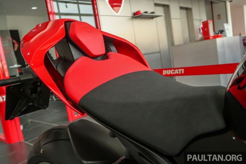 Xe được trang bị hệ thống Ducati Data Analyser+ (Phân tích dữ liệu) với mô dun GPS, cùng sự bổ sung của một loạt các bộ phận làm từ sợi carbon và phôi nhôm