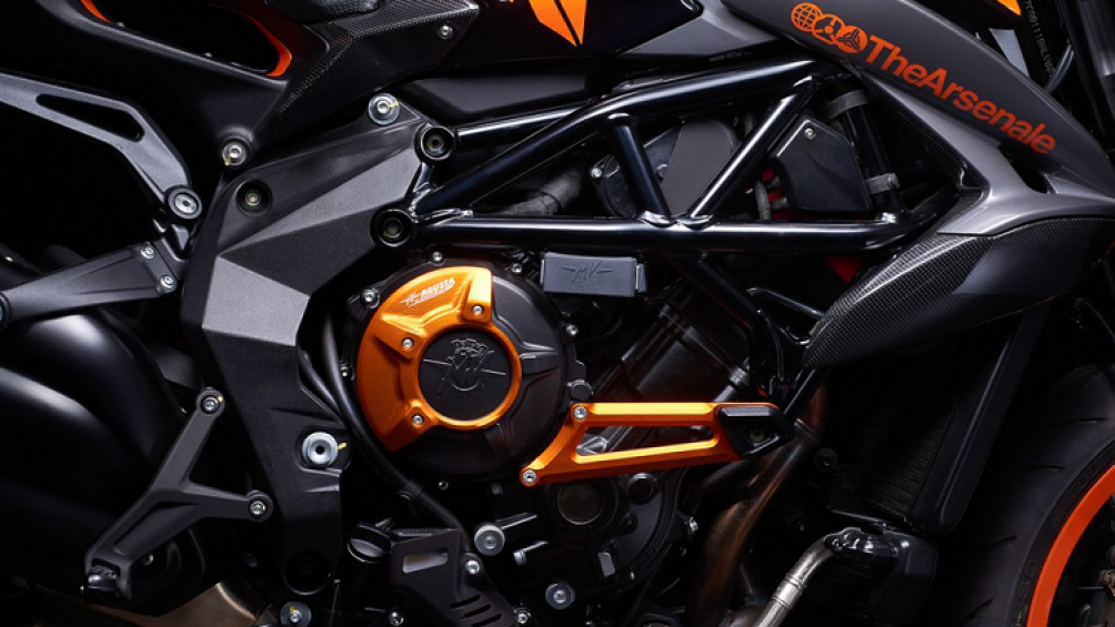 Chiếc Dragster 800 RR hàng độc này còn được bổ sung thêm một số trang bị màu cam như mão ốp đầu đèn, bộ tay côn, tay phanh