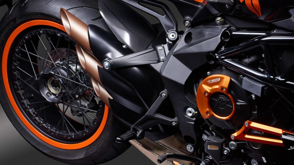 MV Agusta Dragster 800 RR TheArsenale Edition sử dụng khối động cơ 3 xylanh, duing tích 798 cc, làm mát bằng gió, sản sinh công suất tối đa 140 mã lực