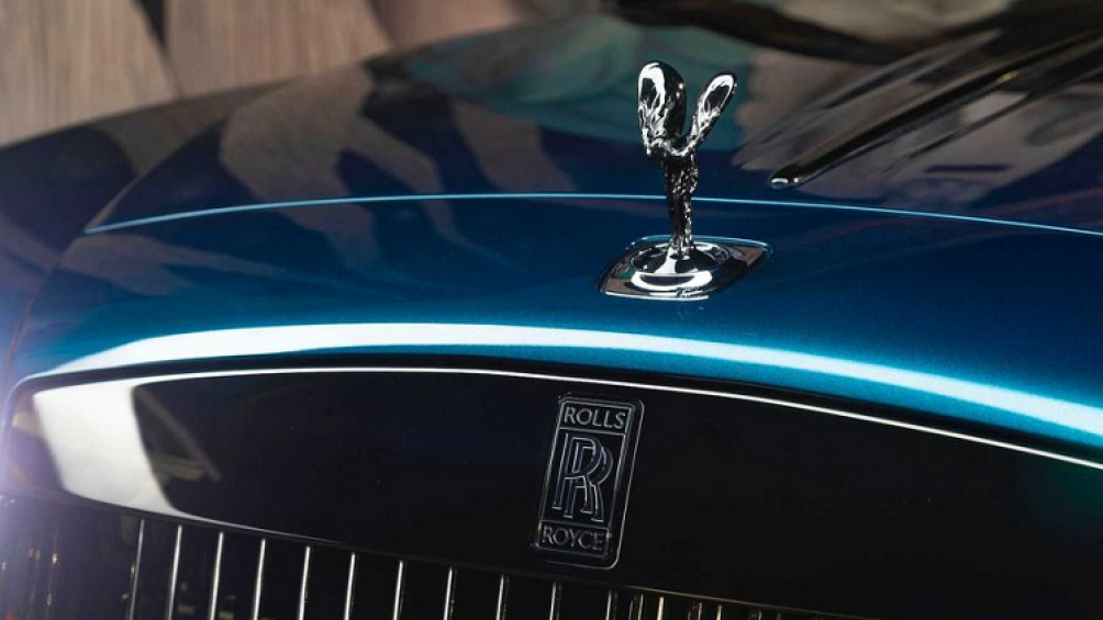 Động cơ V12 tăng áp kép sản sinh công suất 624 mã lực, xe chỉ mất vỏn vẹn 4,3 giây để đạt tốc độ 96 km/h, trước khi chạm tới con số tối đa 250 km/h