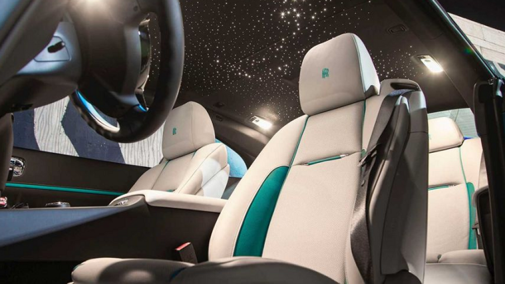 Dấu ấn của một chiếc Rolls-Royce còn nằm ở trong khoang lái, chất liệu nội thất hay sự thoải mái tới tột đỉnh