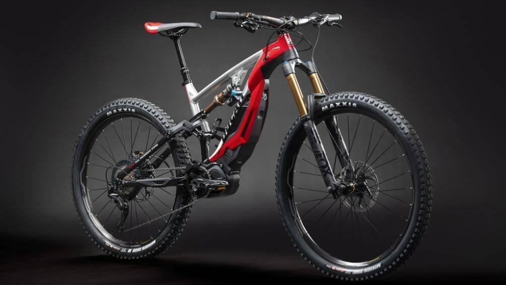 Cặp vành xe kích thước 29 inch ở phía trước và 27,5 inch ở phía sau đến từ Mavic