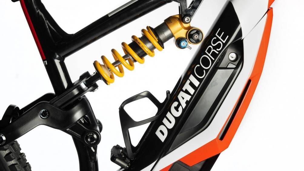 Động cơ có 4 chế độ lái: Eco, Trail, Boost và Power-Walk. Xe được trang bị gói pin 504 Wh và đặt dưới khung sườn nhằm hạ thấp trọng tâm xe