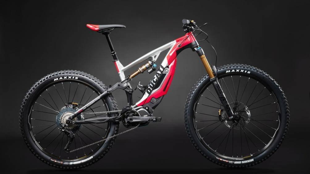 Cặp lốp địa hình của Maxxis, bộ giảm xóc của Fox Factory và ghi-đông bằng sợi carbon siêu nhẹ do Renthal sản xuất