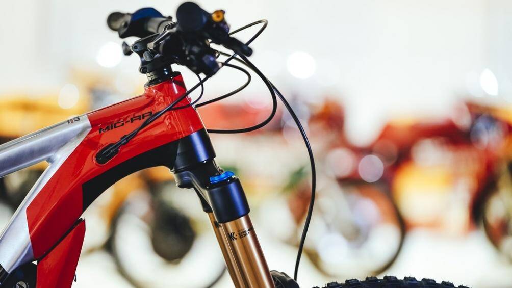 Ở phía trước, xe sử dụng giảm xóc Fox 36 Kashima Factory Series với đường kính 36 mm và hành trình 170 mm