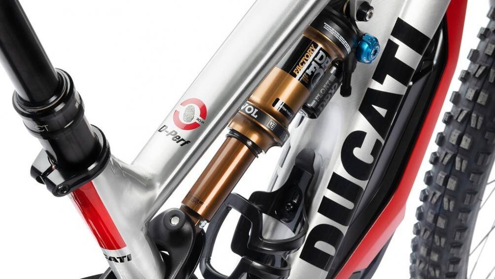 Bộ phận quan trọng nhất của MIG-RR là động cơ điện Shimano Step E8000 250 W, tự động kích hoạt để cung cấp lực hỗ trợ ở những đoạn đường off-road