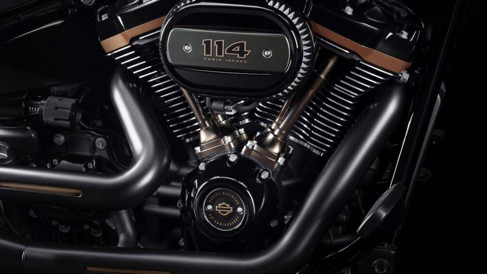 Khối động cơ Milwaukee-Eight 114 trên Fat Boy 30th Anniversary sản sinh công suất 90 mã lực, mô-men xoắn cực đại 119 Nm
