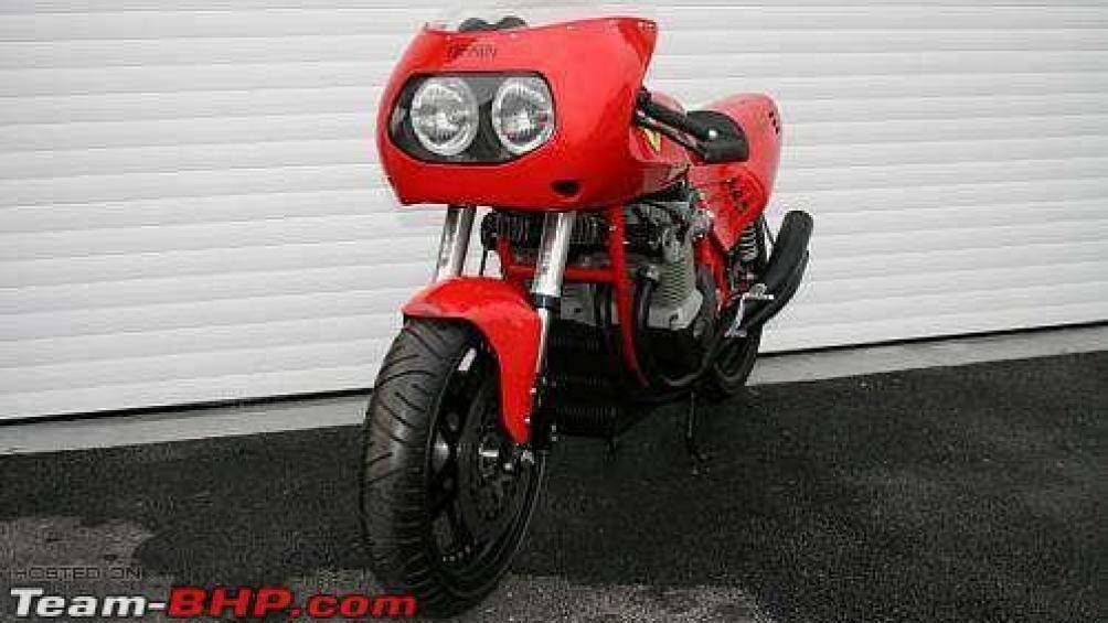 Giảm xóc trước hành trình ngược USD được chế tạo bởi Forcelle Italy, mâm xe có đường kính 17 inch đến từ Astralite