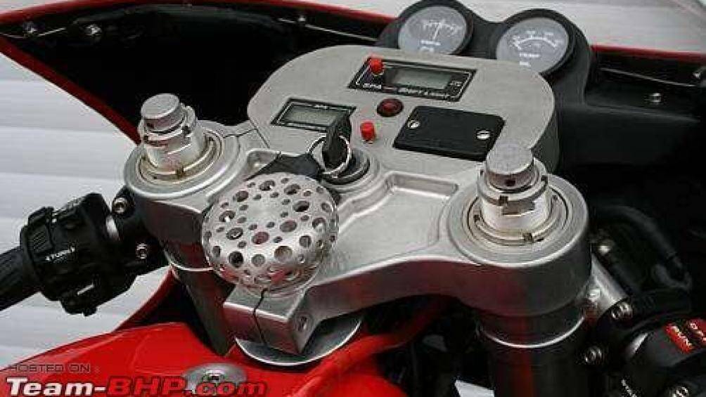 Động cơ của mô tô Ferrari có dung tích 900 cc, DOHC, 4 xy-lanh, 5 cấp số. Khối động cơ này tạo ra công suất 105 mã lực tại 8.800 vòng/phút