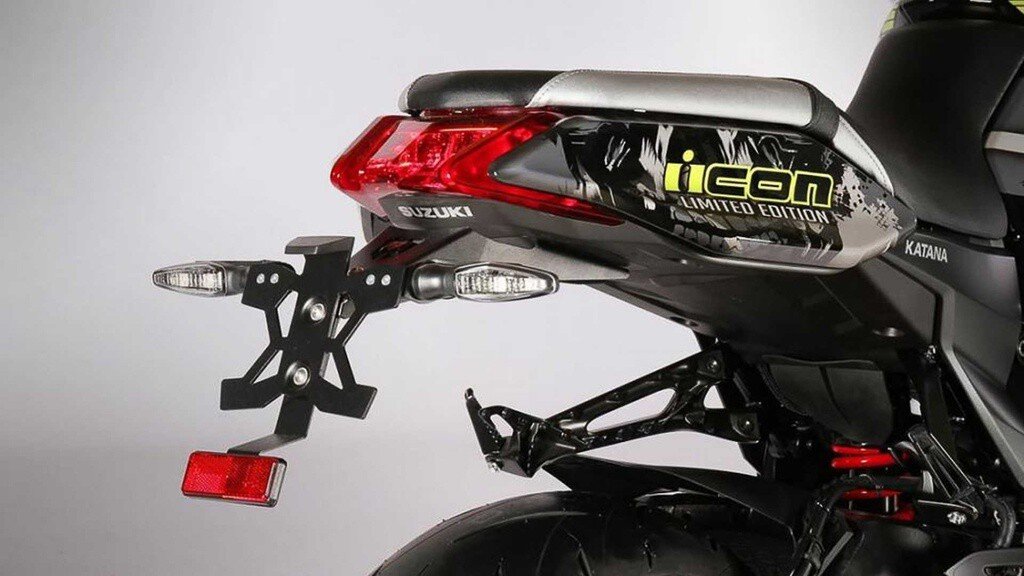 Các chi tiết thay đổi khác bao gồm khung treo biển số bằng nhôm gọn, in số thứ tự trên bình xăng và miếng ốp bình xăng