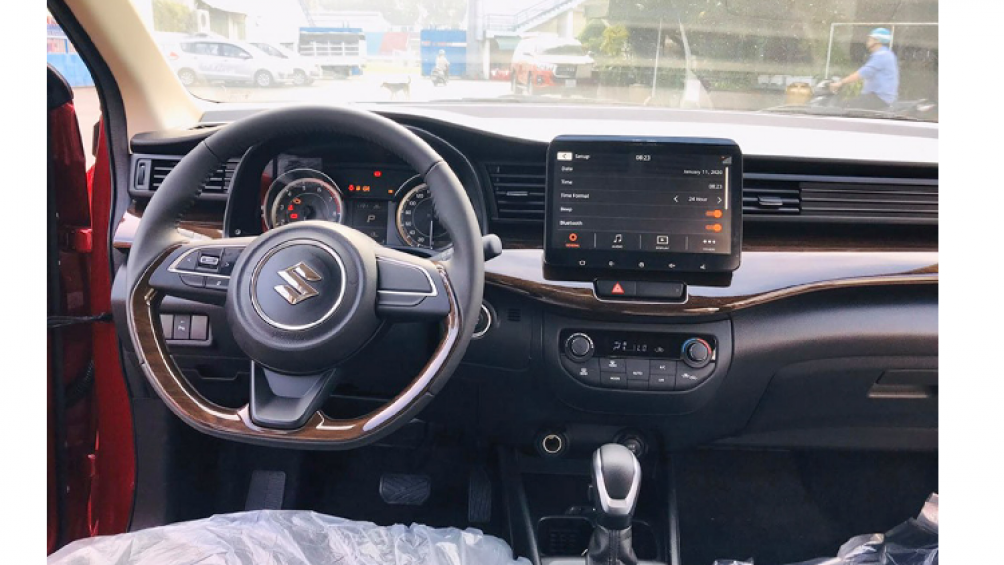 Nội thất mẫu xe 7 chỗ Suzuki Ertiga 2020 được trang bị thêm điều hòa tự động (bản GLX) và bệ tì tay hàng ghế thứ hai