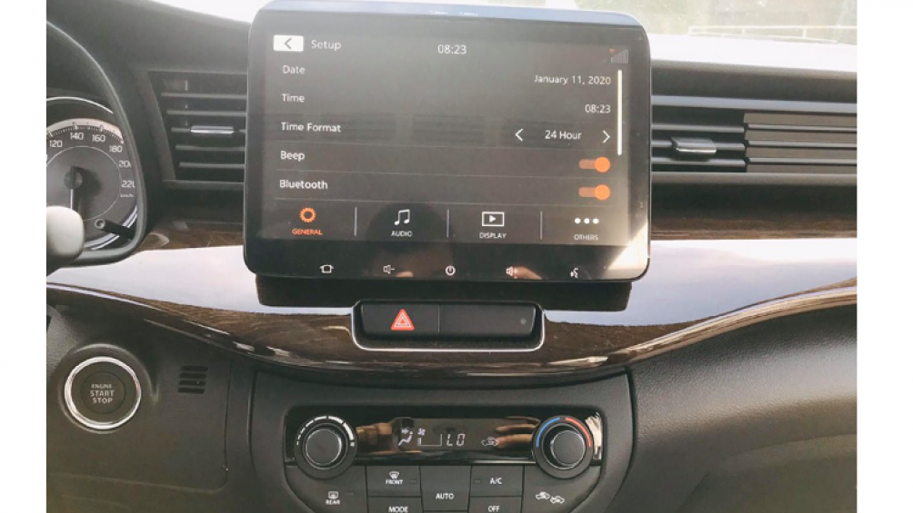 Mẫu mới được trang bị thêm màn hình cảm ứng lớn nhất. Giá xe Suzuki GLX 2020 (số tự động) bán ra chính hãng là 555 triệu đồng, tăng 6 triệu đồng so với bản cũ (549 triệu đồng)