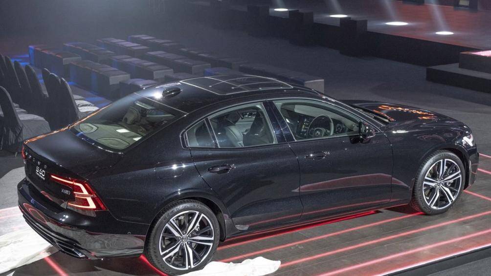 “Trái tim” của Volvo S60 là khối động cơ Twin T8 Plug-in gồm động cơ xăng 4 xi-lanh 2.0 lít có công suất tối đa 320 mã lực