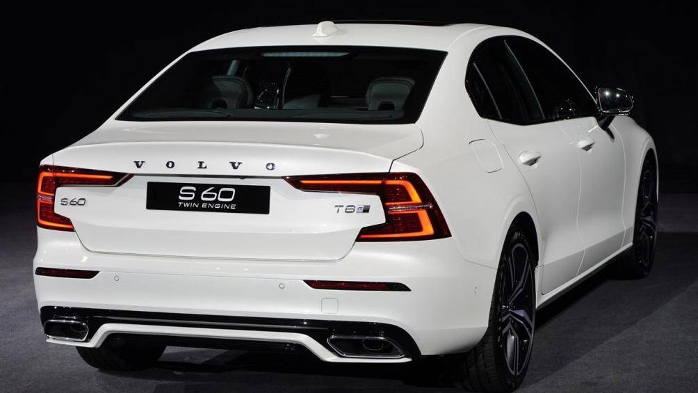 Đặc biệt, phiên bản R-Design có lẫy chuyển số trên vô lăng tạo cảm giác lái thể thao hơn