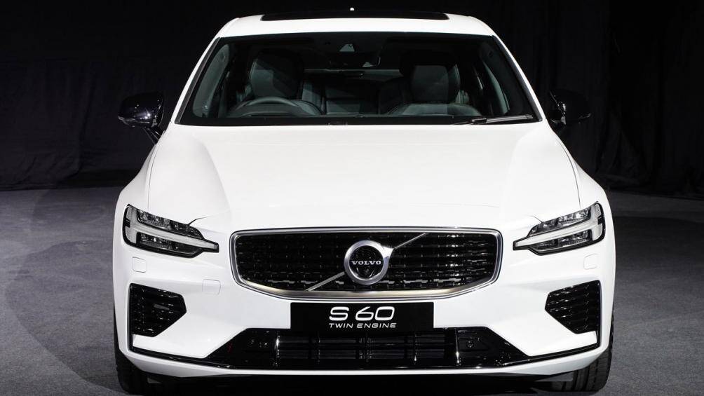 Mức giá khởi điểm cho phiên bản tiêu chuẩn là 2,19 triệu baht (1,62 tỷ đồng) và phiên bản R-Design 2,59 triệu baht (1,92 tỷ đồng)