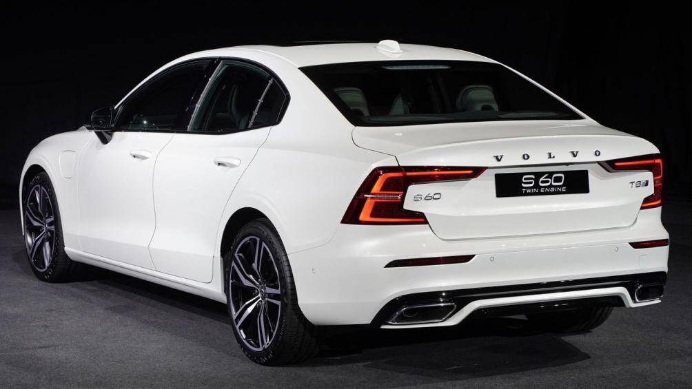 Phần đầu xe vẫn là lưới tản nhiệt đen bóng với viền xung quanh mạ chrome, cụm đèn pha LED hình búa Thor