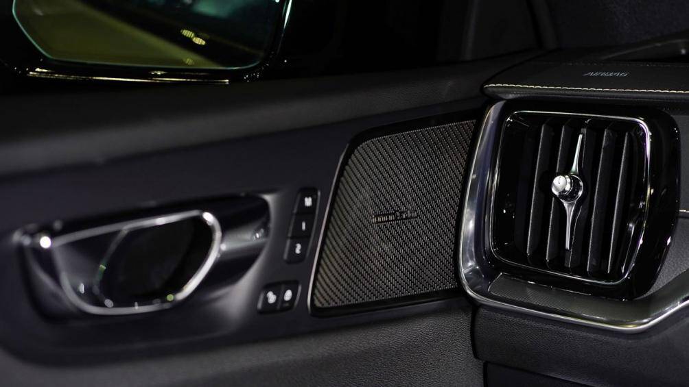 Bộ hệ thống âm thanh R-Design của S60 bao gồm hệ thống âm thanh cao cấp Harman Kardon lên đến 14 loa