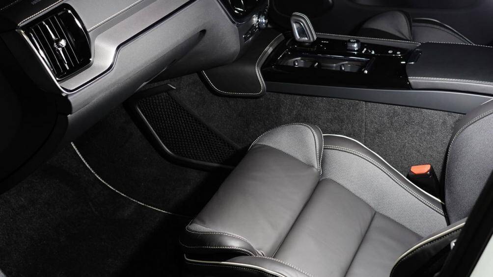 Bên cạnh đó là một số tính năng như ghế hành khách với dây thắt lưng điều chỉnh điện 4 hướng