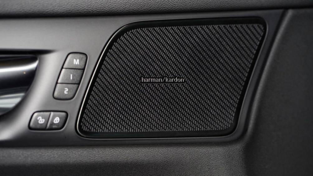 Gói hệ thống an toàn mới bao gồm Đèn pha tự động chỉnh theo đường đi, tăng độ sáng tối đa khi gặp các đường cong hoặc ngã tư trên đường