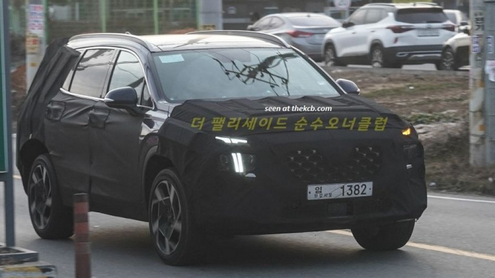 Khác biệt nhất là cụm đèn chiếu sáng và đèn định vị được thiết kế mới, dạng LED sắc sảo và thời trang hơn thay vì kiểu 2 tầng đơn điệu như hiện tại